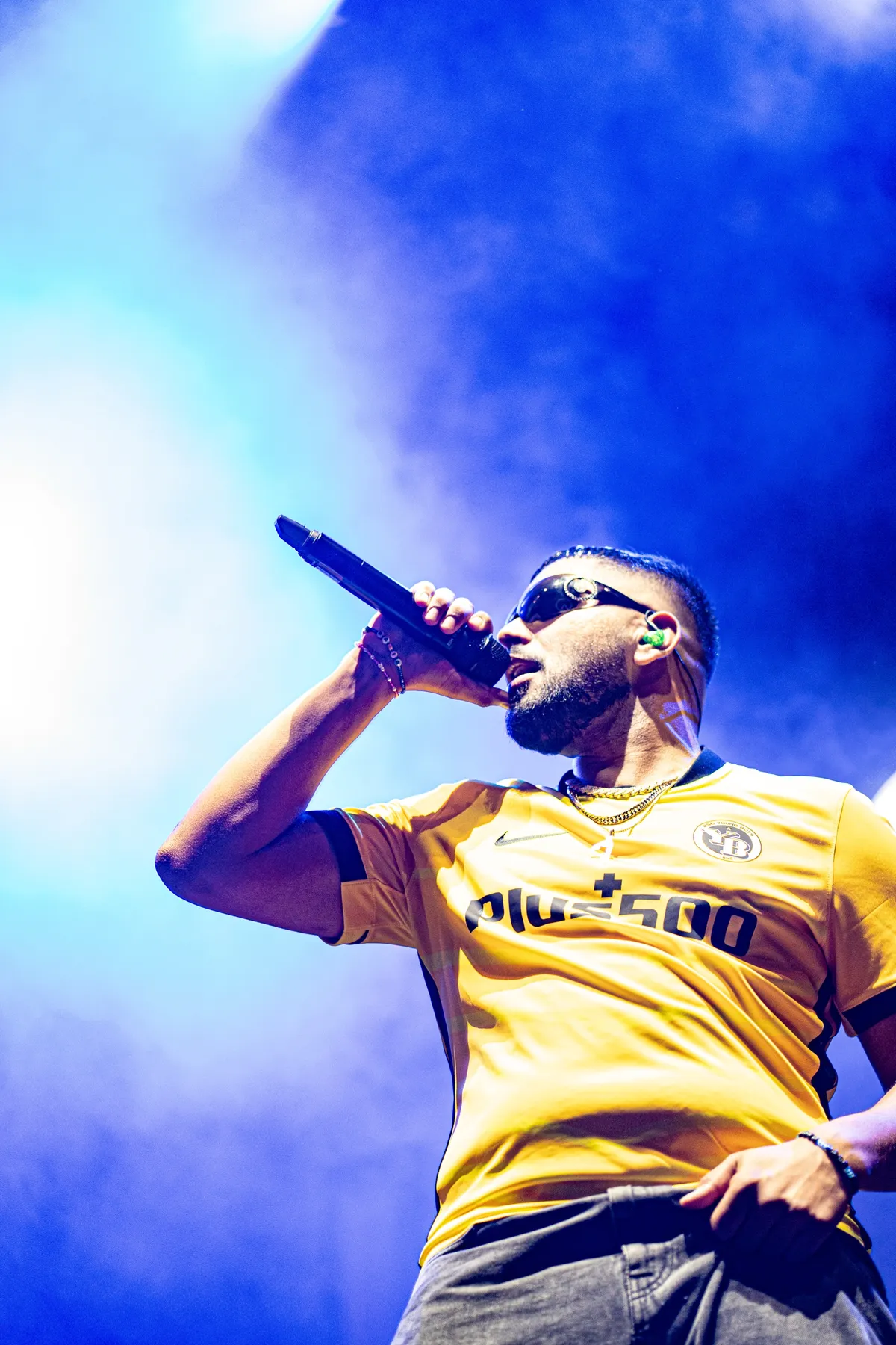 Anru singt vor blauem Licht