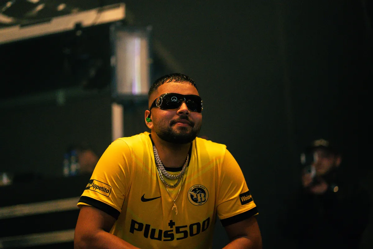Porträt von Anru im gelben YB-Trikot mit Sonnenbrille und Ketten