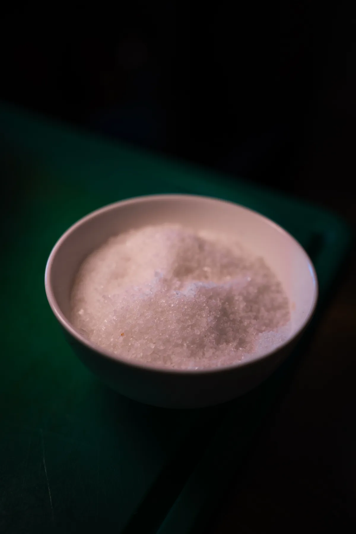 Mise en Place: kleines Schälchen auf einem grünen Schneidebrett