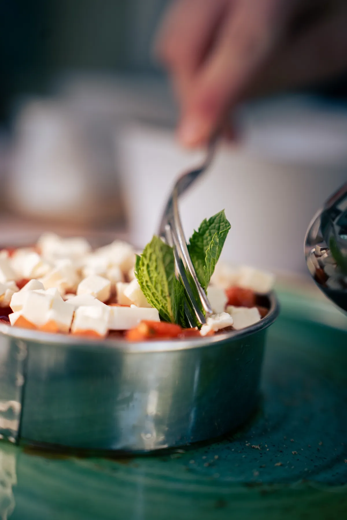 Nahaufnahme: Tartar im Ring mit Feta und Minze