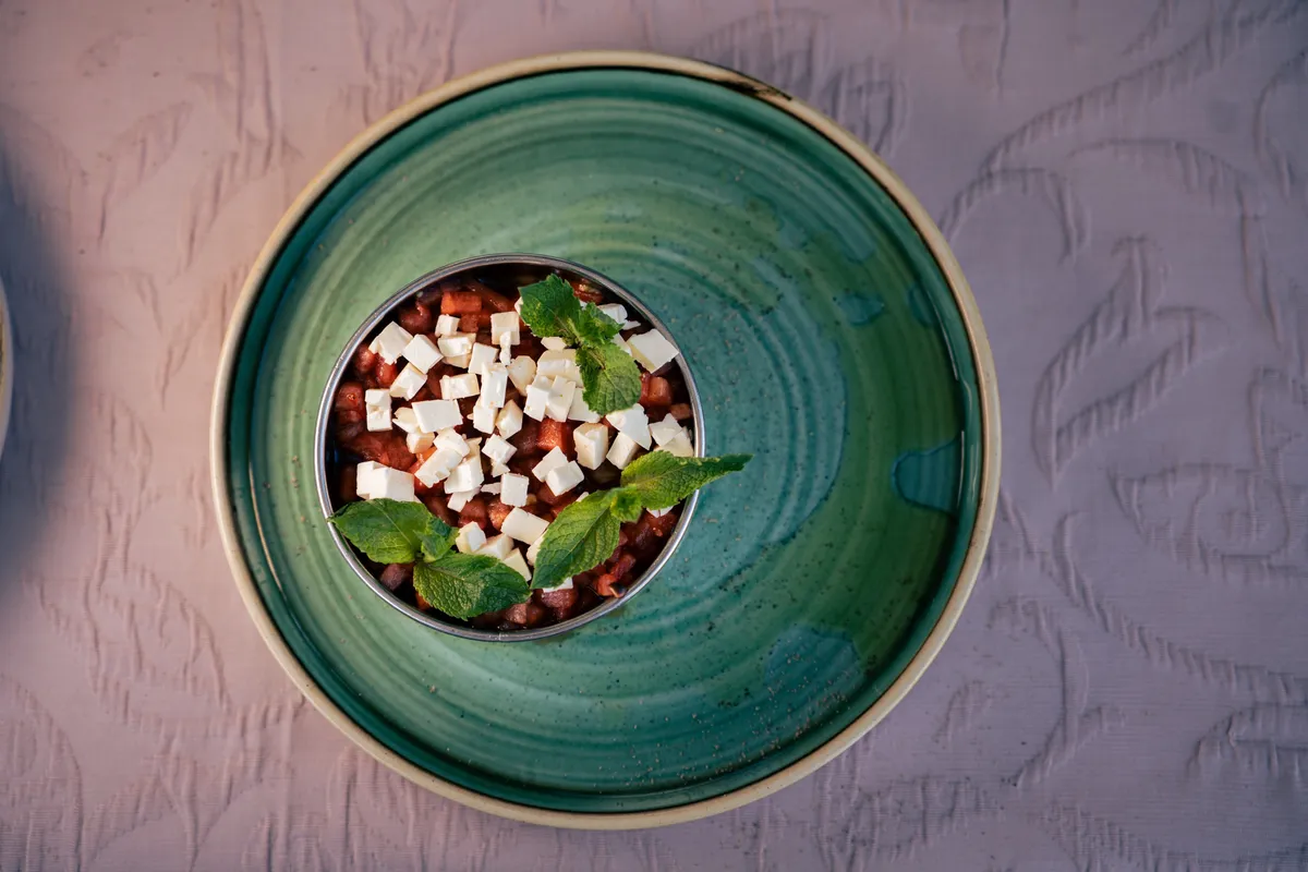 Draufsicht auf den Servierring mit Tartar, Feta und Minze
