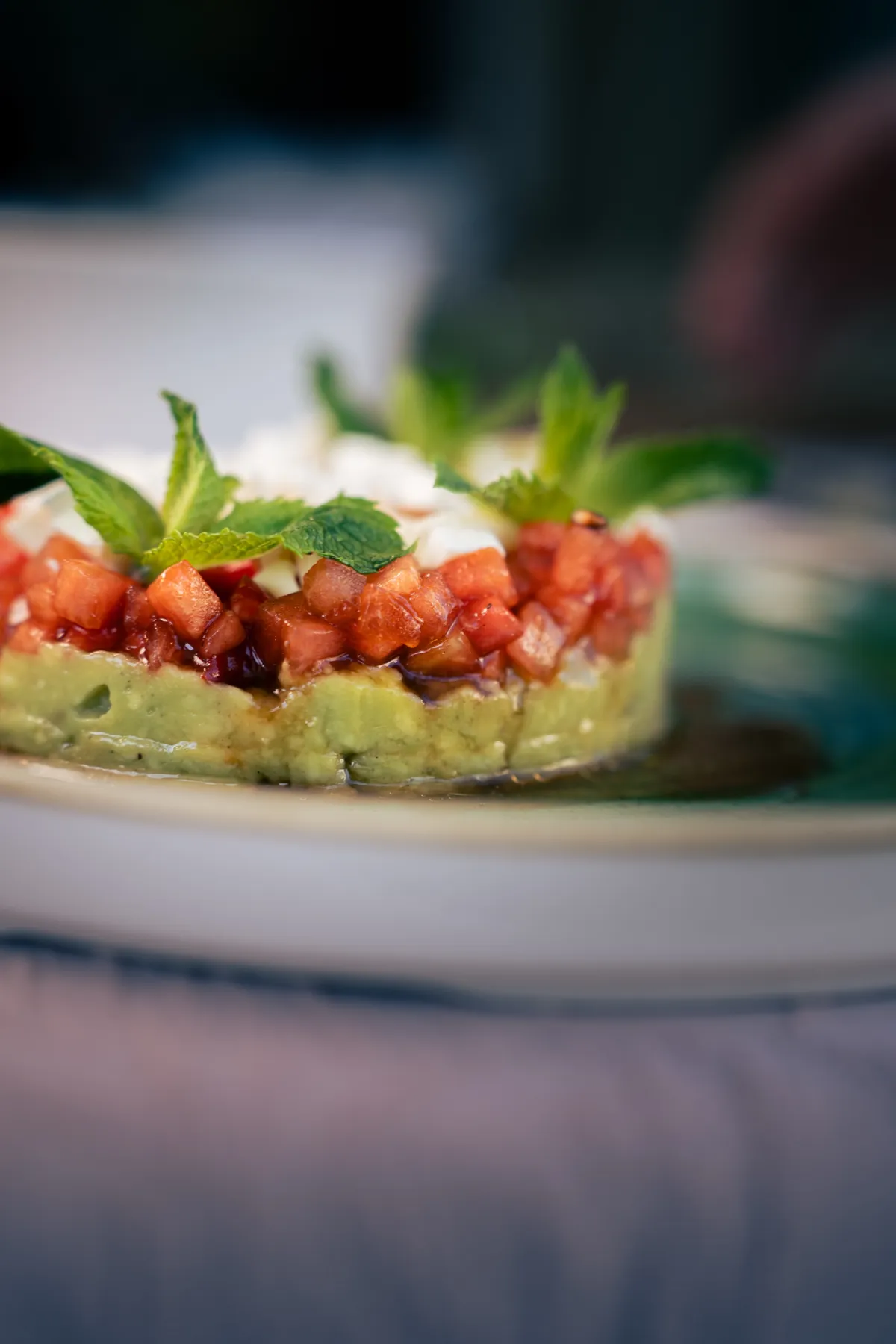 Nahaufnahme der Schichten ohne Ring: Avocado, Wassermelone, Feta und Minze