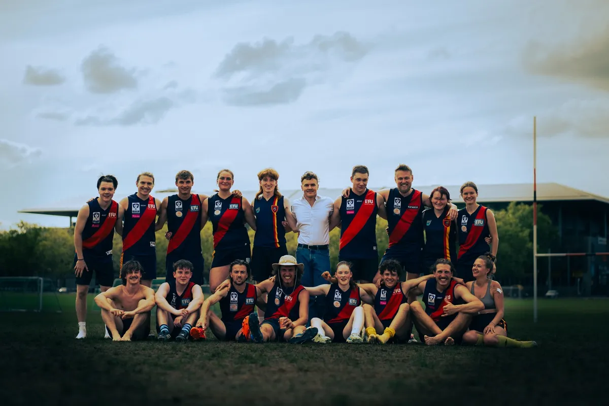 Teamfoto auf dem Spielfeld, stehend und sitzend vor dem Abendhimmel