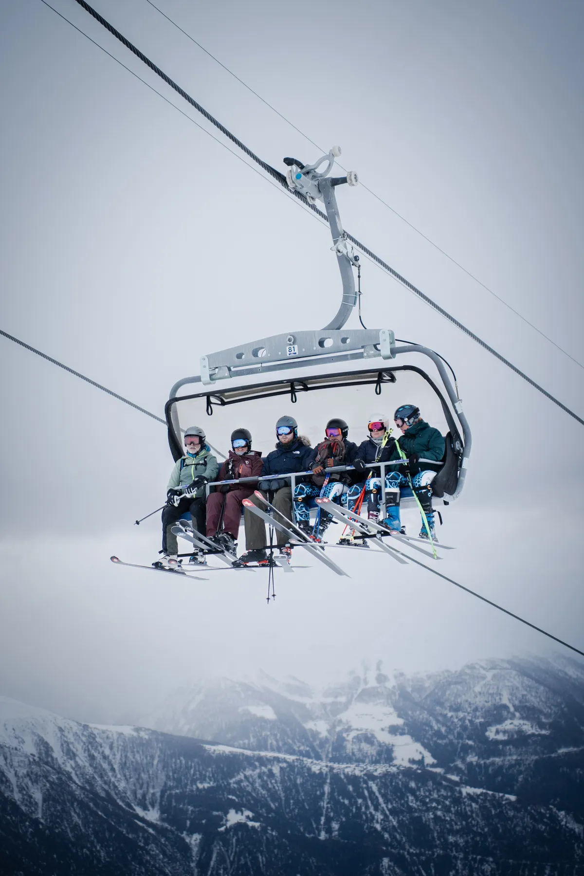 Voll besetzter Sessellift von unten fotografiert