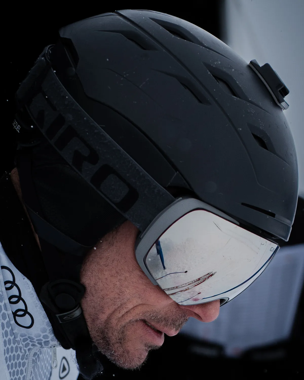 Nahaufnahme eines schwarzen Helms mit verspiegelter Skibrille