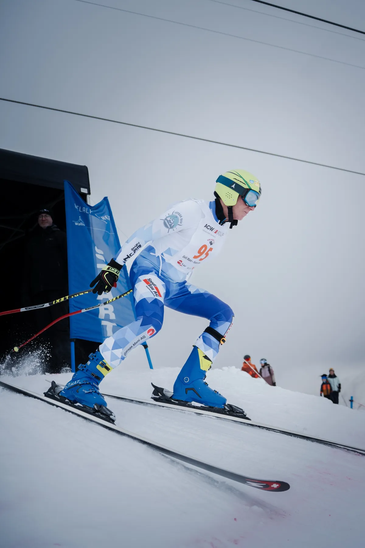 Rennläufer mit Startnummer 95 stösst sich aus dem Starthaus ab