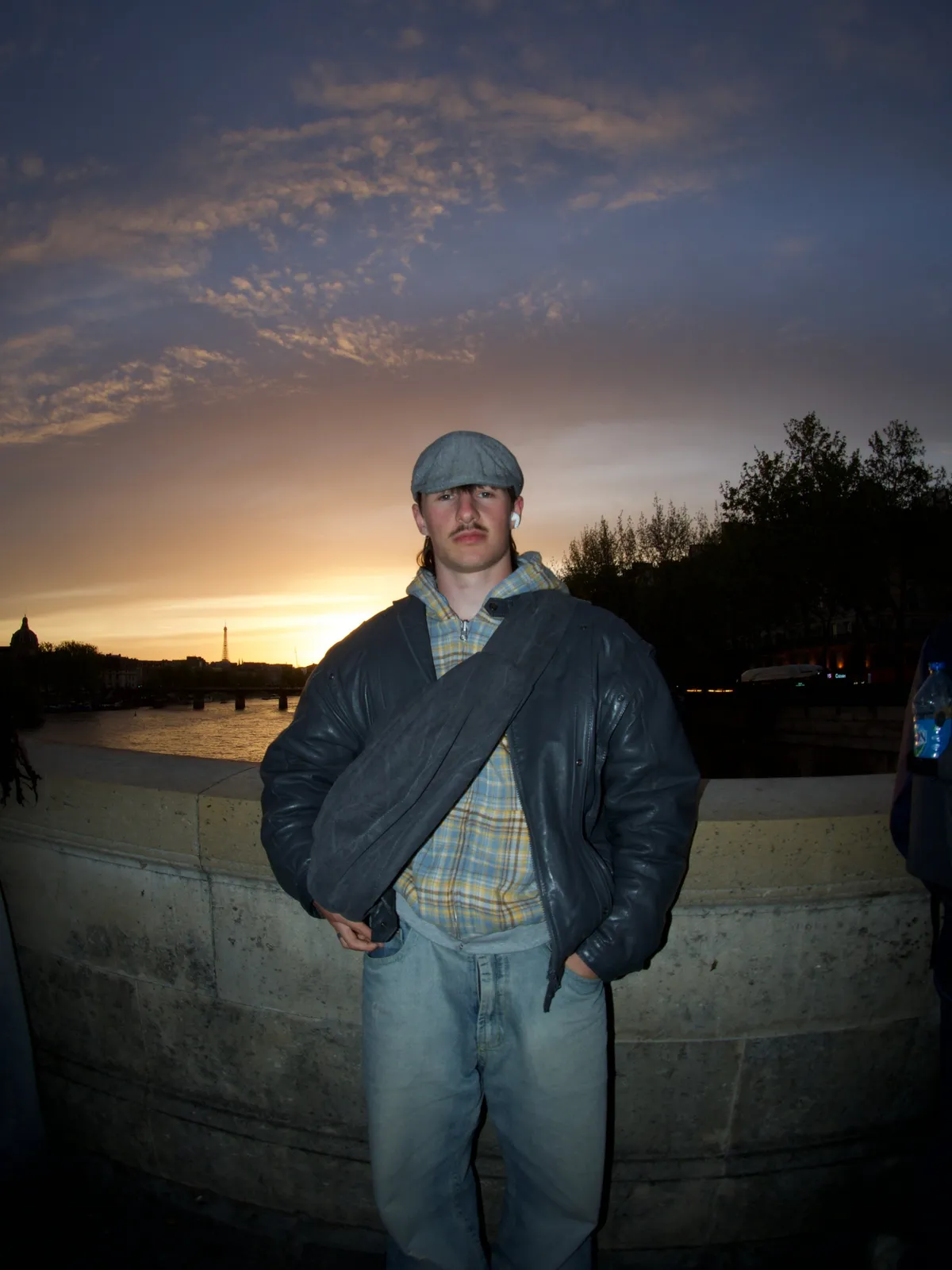 Maël in Lederjacke vor einem Abendhimmel am Wasser
