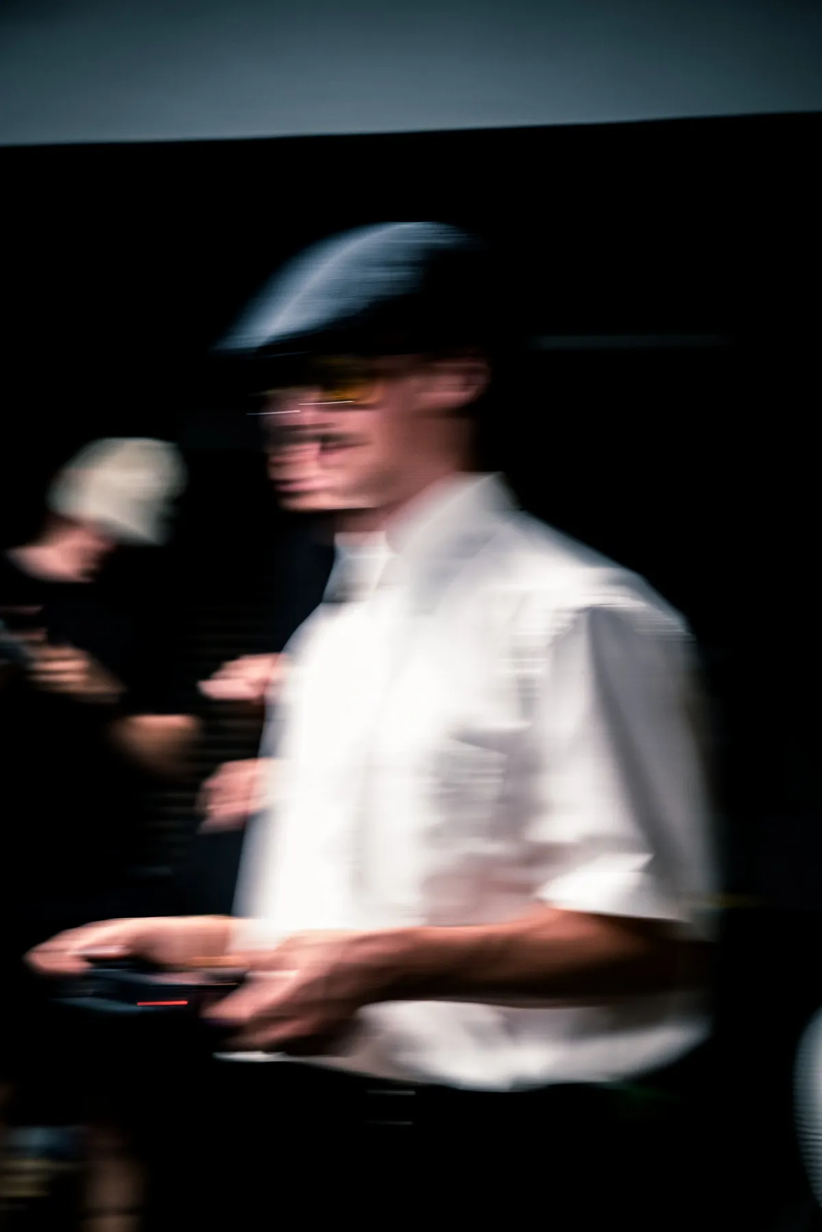 Maël in Bewegung, verschwommen vor schwarzem Hintergrund