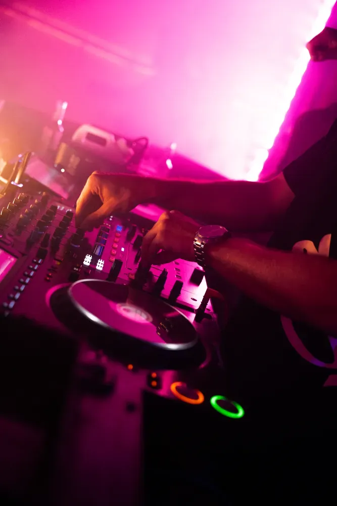Jack Dylan & Timo Tetriz: dj hand