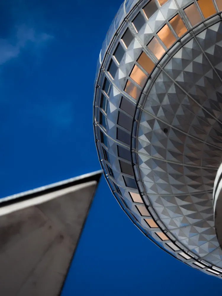 Berliner Streets: fernsehturm close up