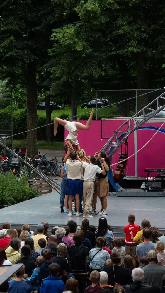 Zirkus Chnopf 2024: group handstand