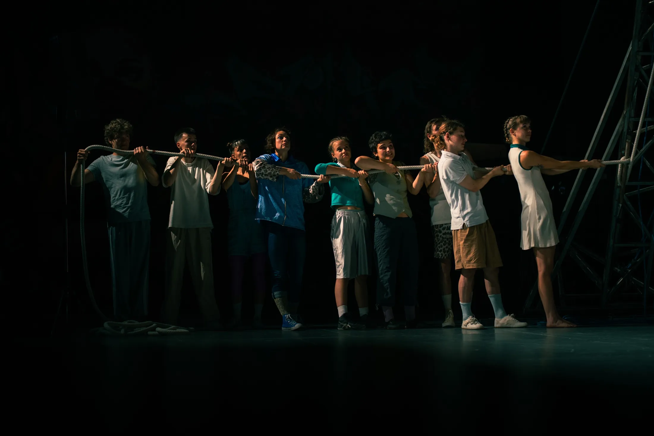 Gruppenbild der Artistinnen und Artisten des Zirkus Chnopf auf der Bühne der Grossen Halle