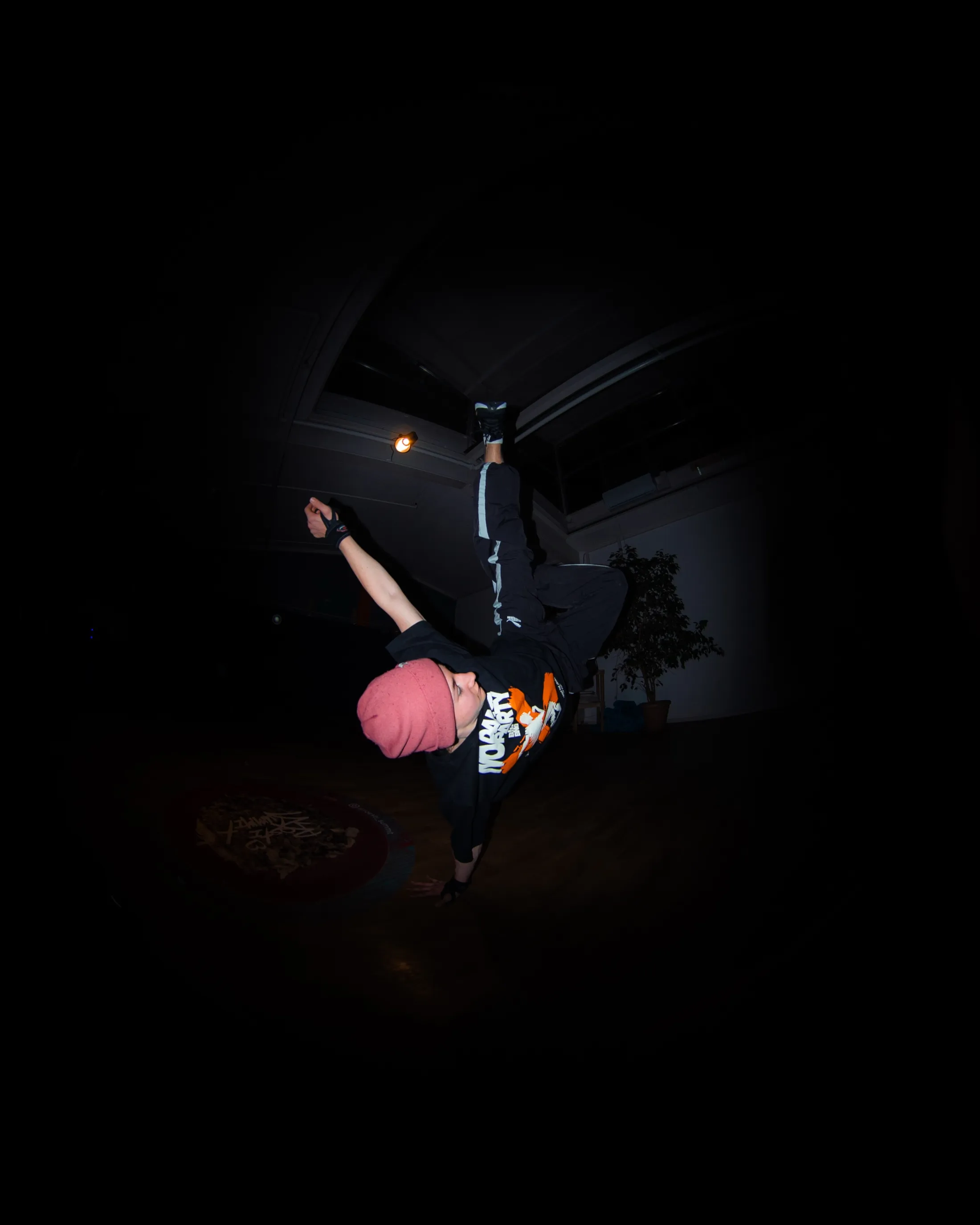 Louan im Handstand, aufgenommen mit dem 4-mm-Objektiv