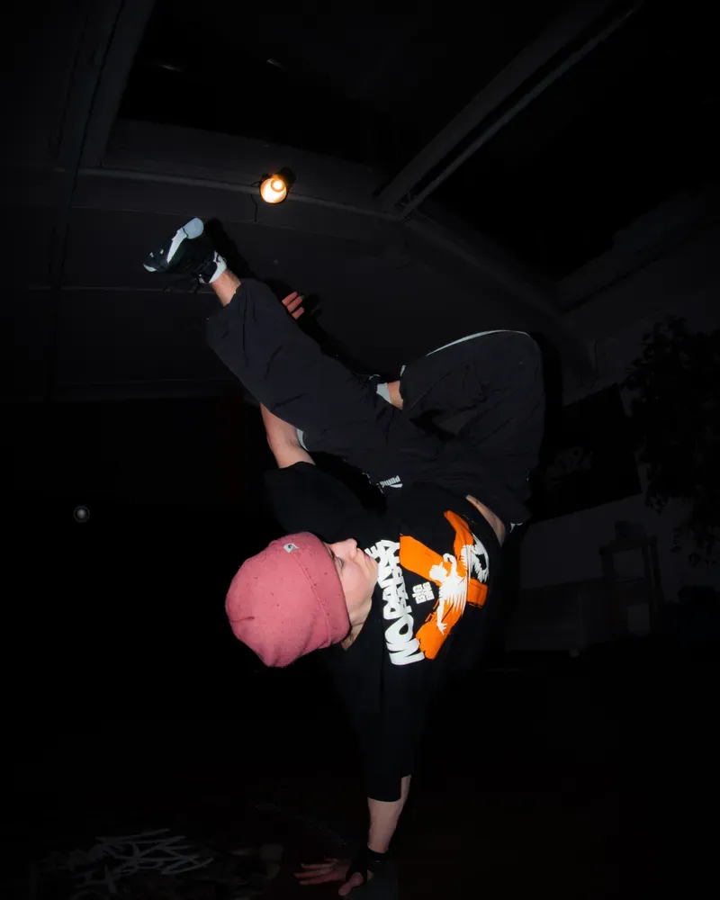 Breakdance: handstand 9mm close