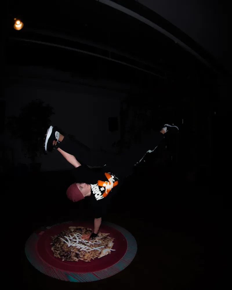 Breakdance: handstand 9mm
