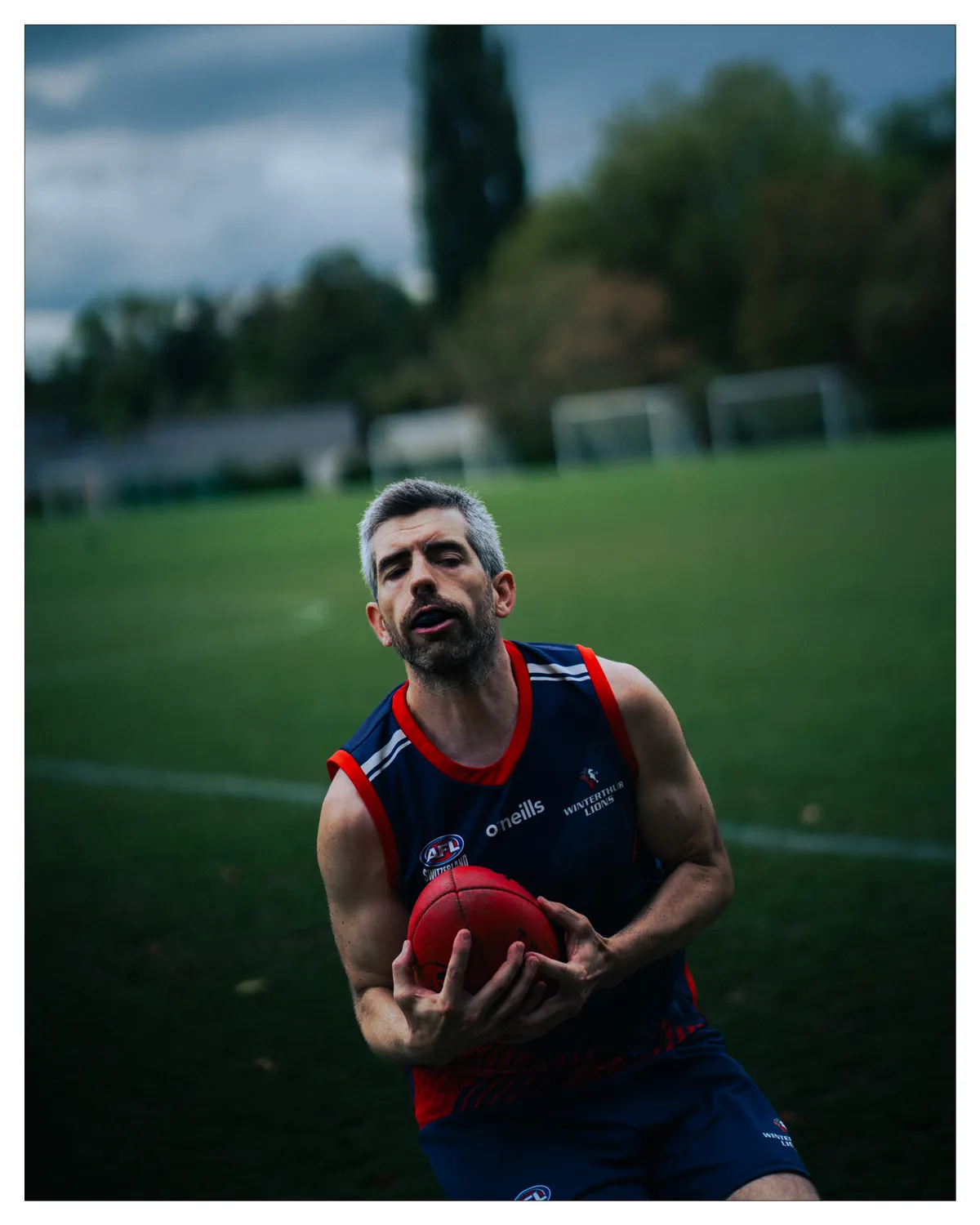 Collage: Porträt eines Spielers der Winterthur Lions mit Ball und Mundschutz