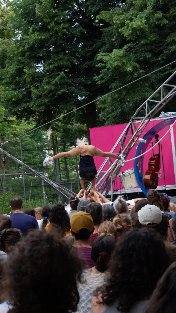Zirkus Chnopf 2024: julio handstand