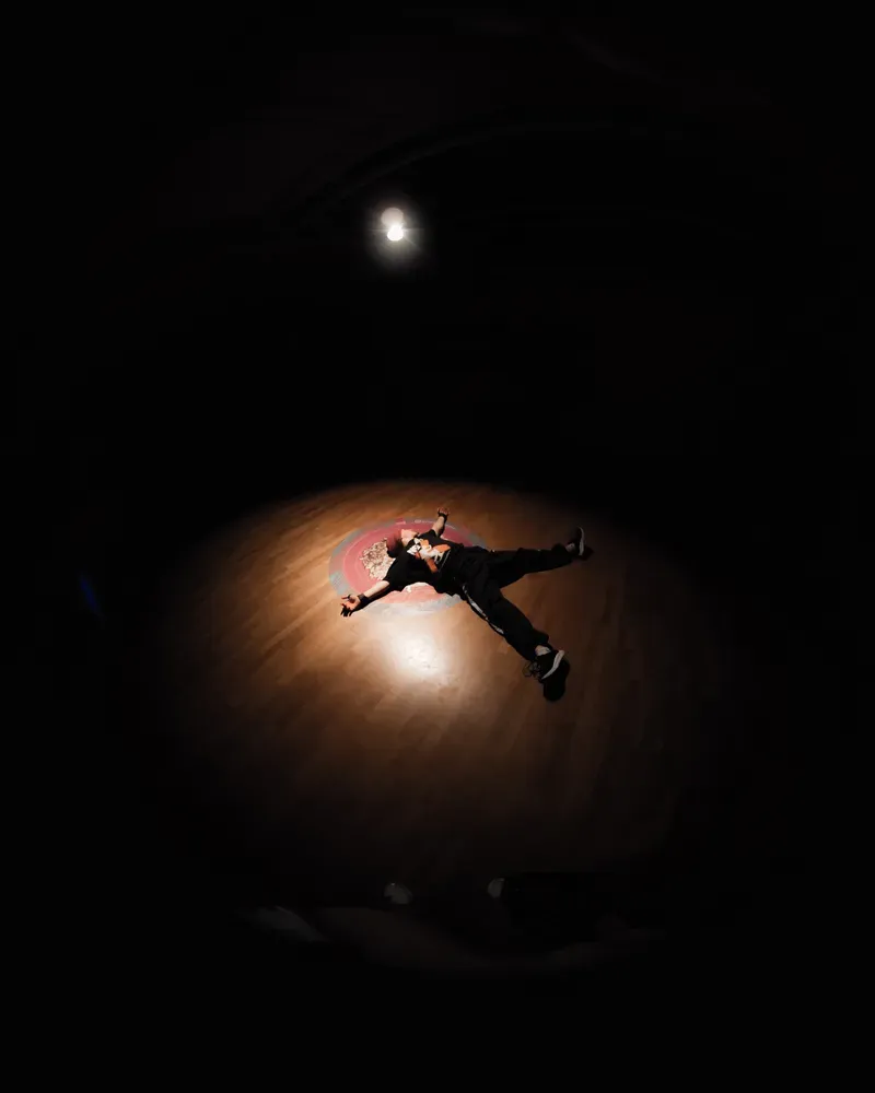 Breakdance: lay down
