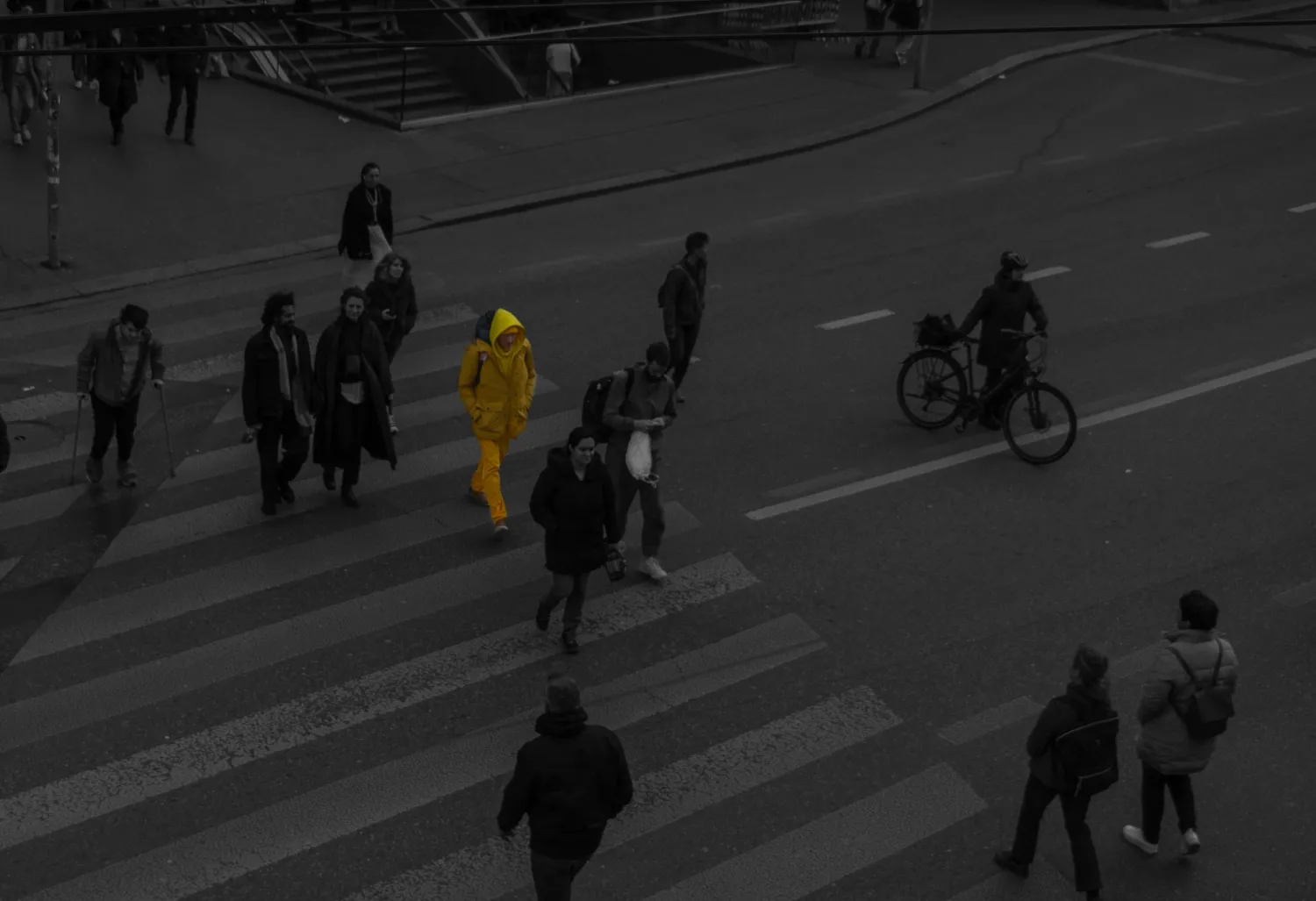 Streetfoto in der Berner Innenstadt, das Subjekt bleibt farbig vor schwarz-weissem Hintergrund