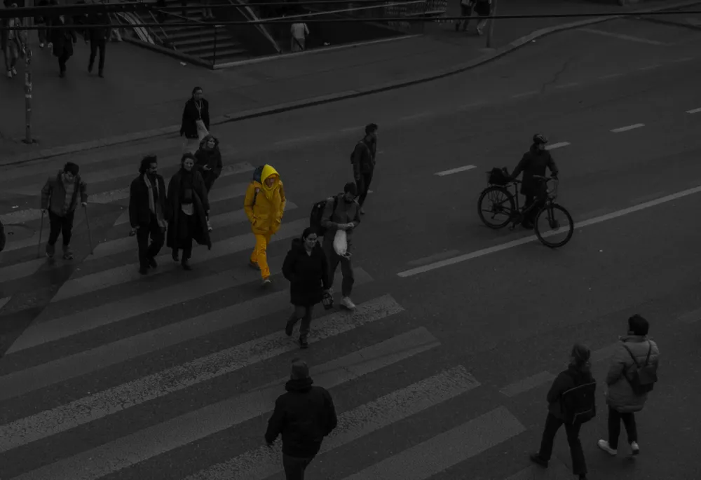 Streetfoto in der Berner Innenstadt, das Subjekt bleibt farbig vor schwarz-weissem Hintergrund