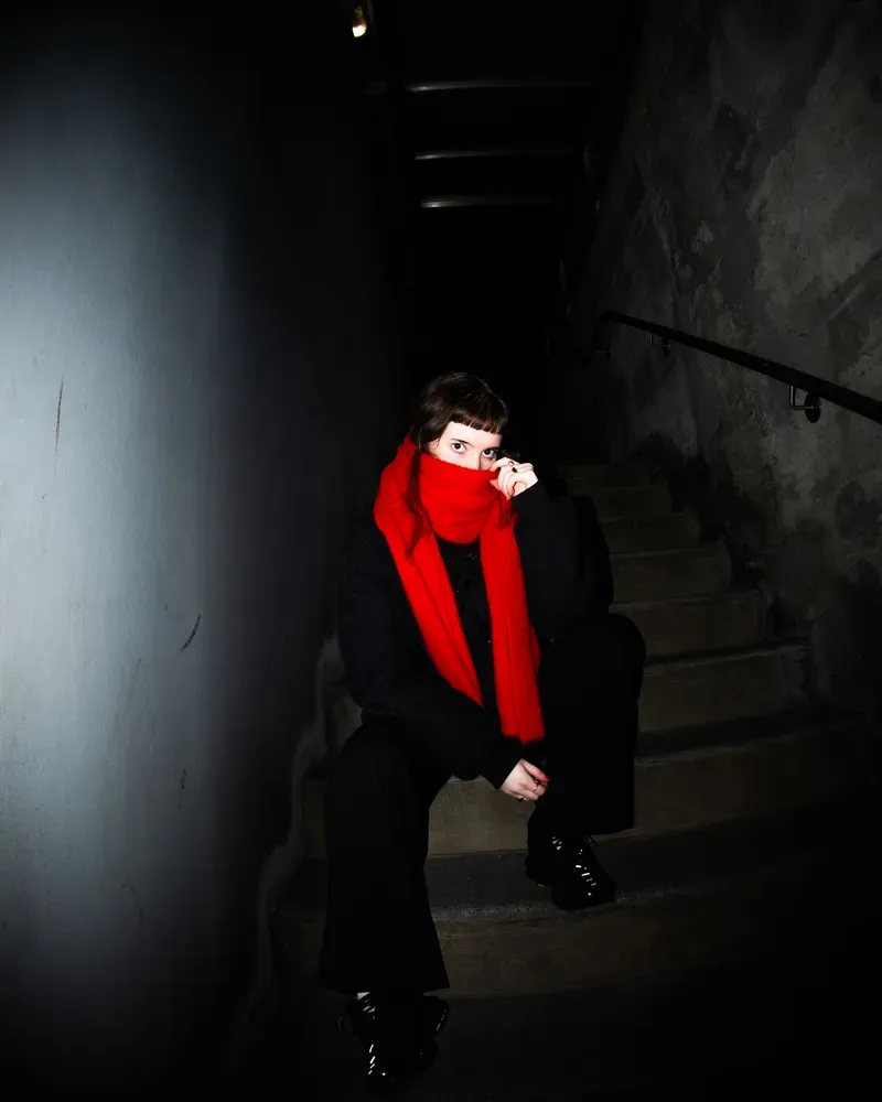 Creative Portrait: roter schal treppe