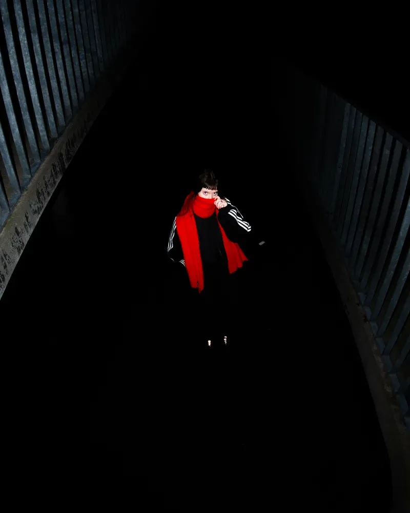 Creative Portrait: roter schal void