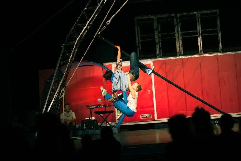 Zirkus Chnopf 2025: stange 2 personen