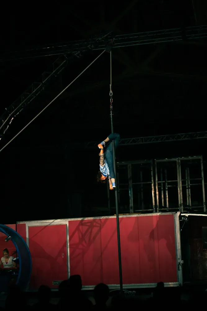 Zirkus Chnopf 2025: stange spagat