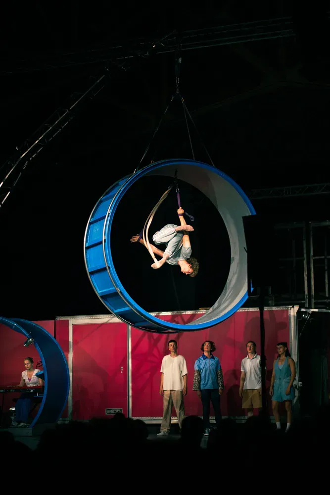 Zirkus Chnopf 2025: straps in ring