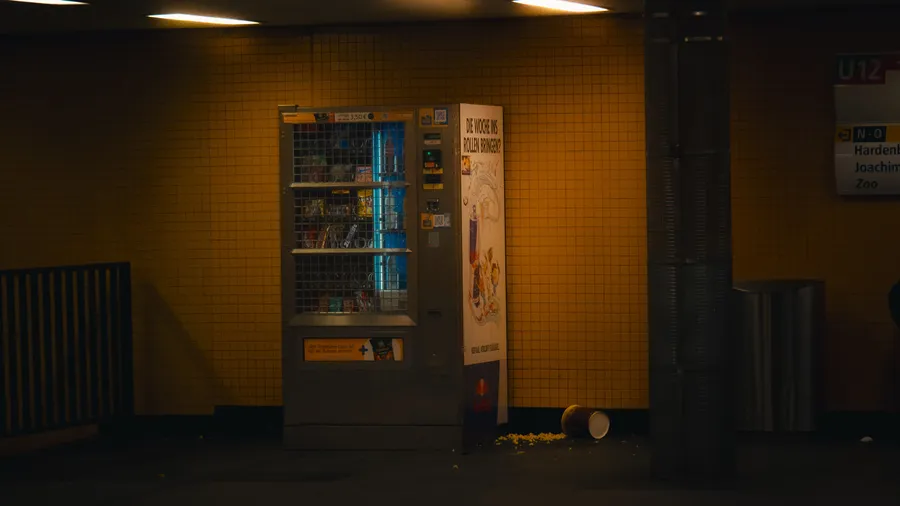 Berliner U-Bahn-Station mit einfahrendem Zug