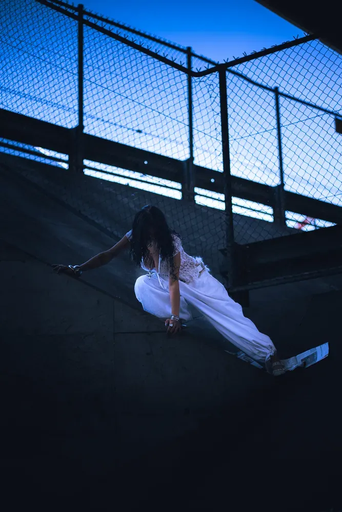 Fotoshooting Zoe: vor gitter lehnen