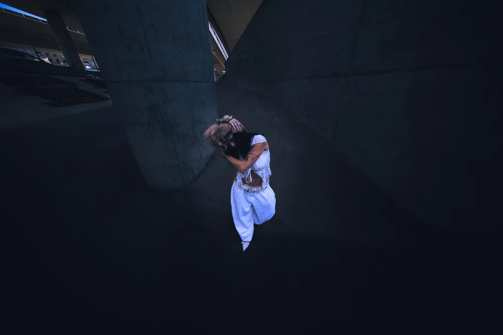 hande-um-kopf-stehen-quer