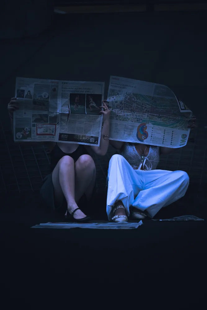 zoe-anouk-zeitung-vor-kopf