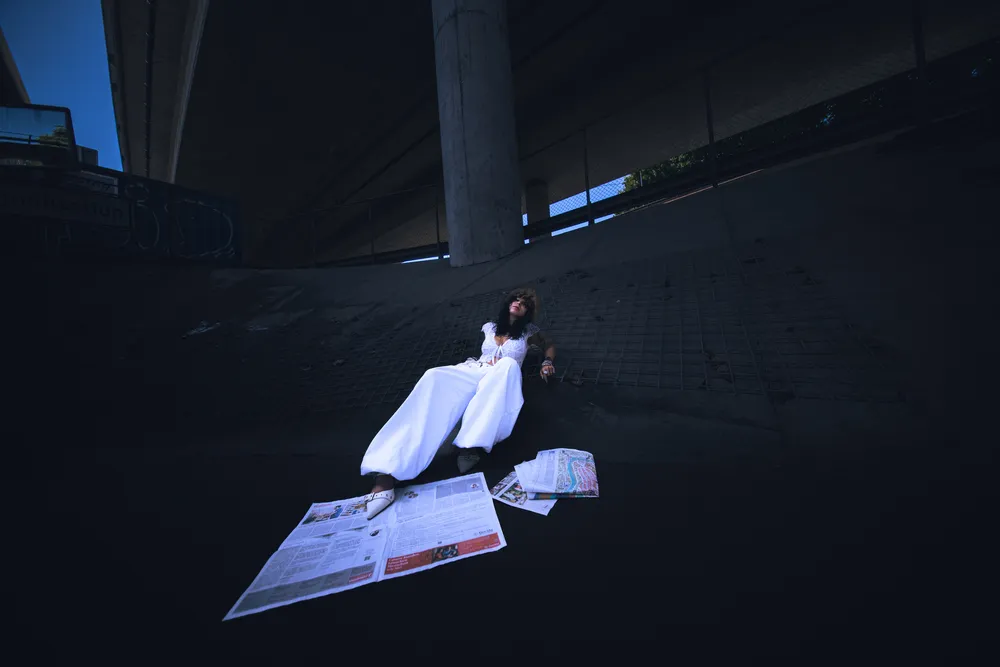 zoe-verzerrt-quer-gitter